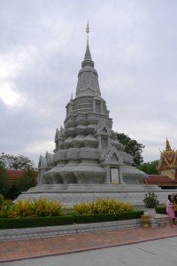 Diese Stupas sind Gräber. Der Guide erklärt uns wer jeweils darin begraben wurde.